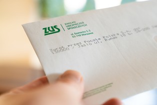 ZUS wysyła listy od 1 lipca 2025. Renta wdowia dla tysięcy seniorów: kto dostanie i ile?