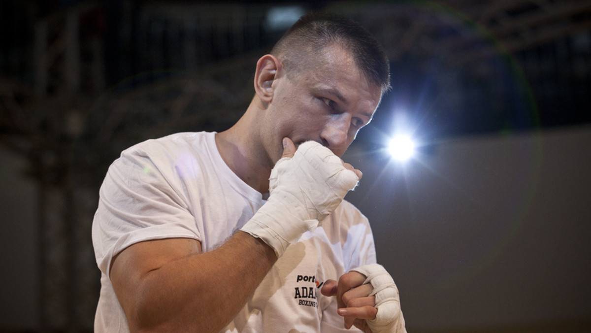 Wiadomo już oficjalnie, że 16 listopada mierzący w mistrzowski pas wagi ciężkiej Tomasz Adamek (49-2,28 KO) walczyć będzie z Wiaczeslawem  Głazkowem (15-0, 11 KO) w Turning Stone Casino w Veronie (stan Nowy Jork).