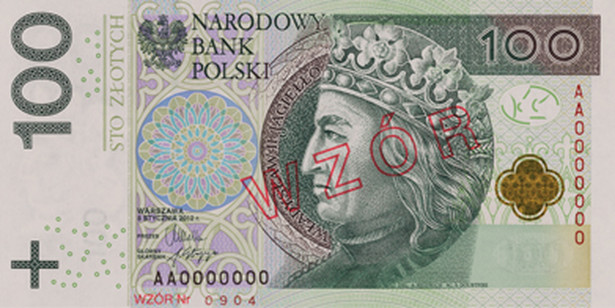 Na banknocie o nominale 100 złotych umieszczono portret króla Władysława II Jagiełły. W tle po jego obu stronach znajdują się stylizowane elementy ornamentyki gotyckiej. Stronę odwrotną zdobi Orzeł Biały na tarczy herbowej z nagrobka króla. Poniżej tarczy umieszczono hełm, płaszcz krzyżacki oraz dwa miecze nawiązujące do zwycięskiej bitwy pod Grunwaldem w 1410 roku. Z lewej strony tarczy widnieje zarys zamku krzyżackiego w Malborku. Źródło: NBP