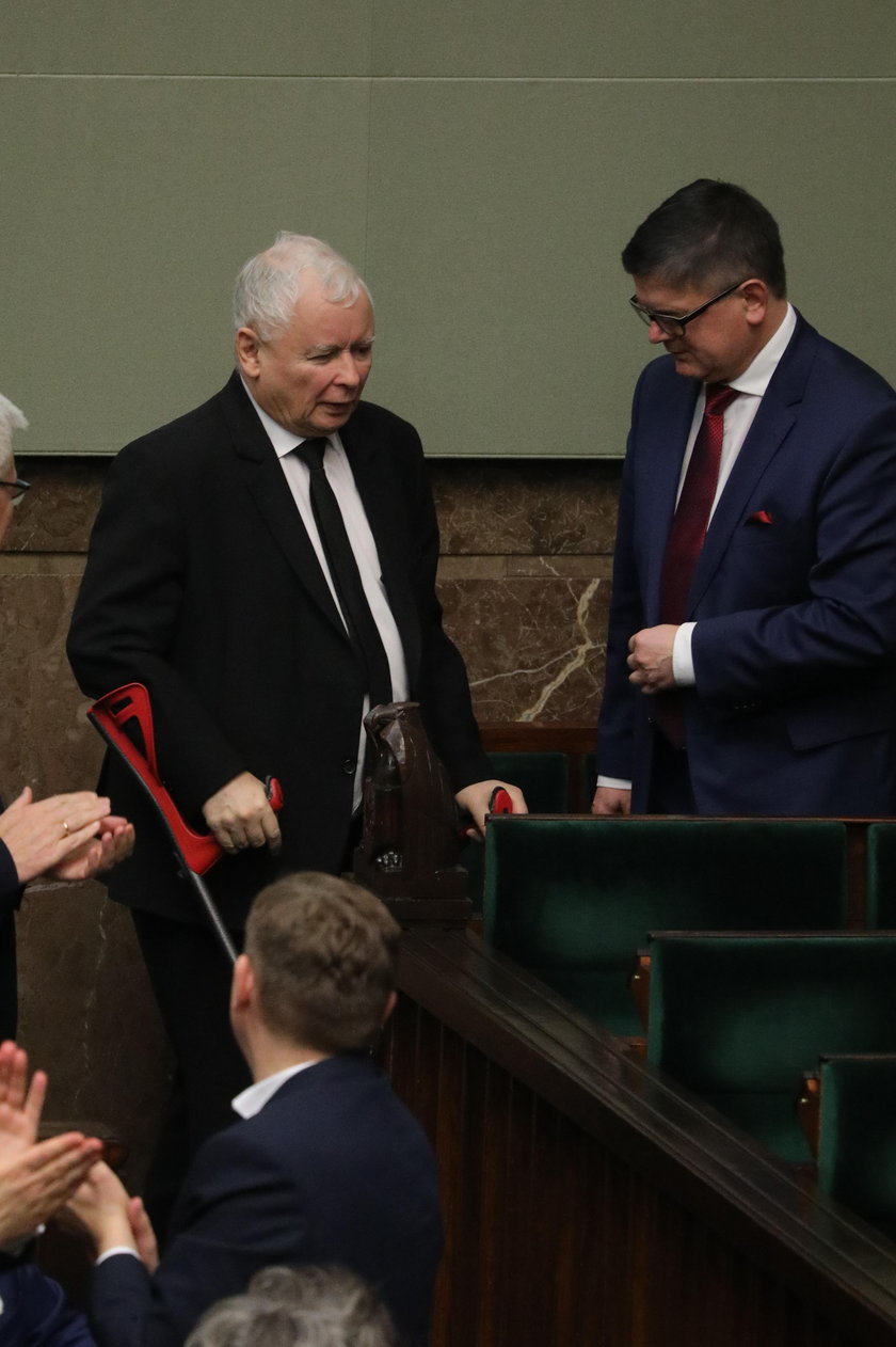 Obolały Kaczyński w Sejmie