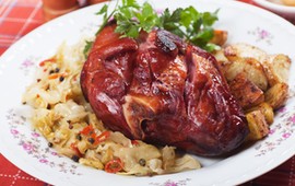 pyszny-obiad-na-sobote-podajemy-przepis-ty-gotujesz-golonka-pieczona-na-kiszonej-kapuscie