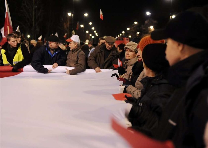 Manifestacja PiS. To tłumy, czy garstka? Była czerwień dla...