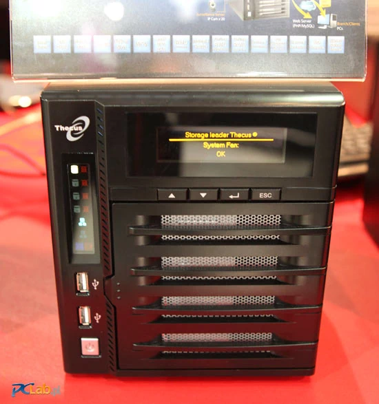 Serwer N4200 z wyświetlaczem OLED informującym o stanie urządzenia oraz wbudowanym akumulatorem, zastępującym UPS. W przypadku awarii zasilania serwer może jeszcze przez kilka minut działać i zakończyć rozpoczęte operacje zapisu danych