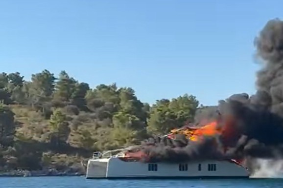 GORI BROD NA HVARU Požar bukti na sve strane: Vatrogasci se bore sa vatrenom stihijom (FOTO, VIDEO)