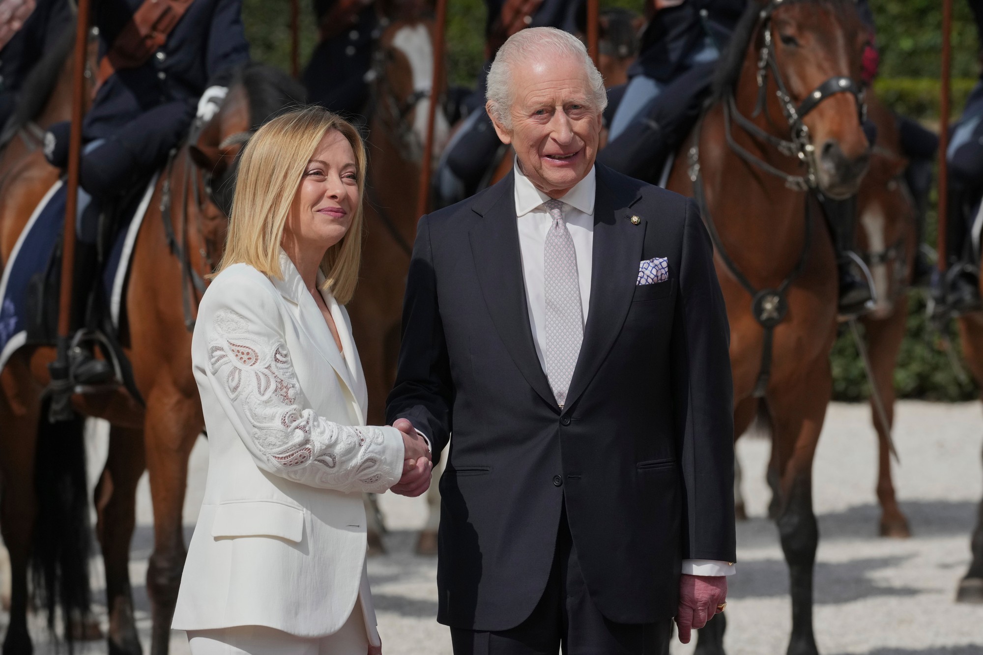 Britský kráľ Karol III. a talianska premiérka Giorgia Meloniová.