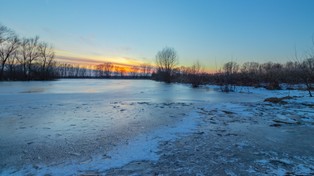Lodołamacze kruszą lód na Wiśle i Odrze
