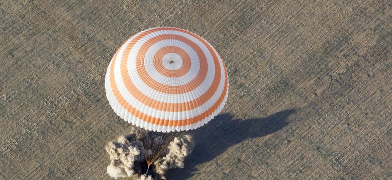 Astronauci z orbitalnej stacji bezpiecznie wylądowali w kapsule