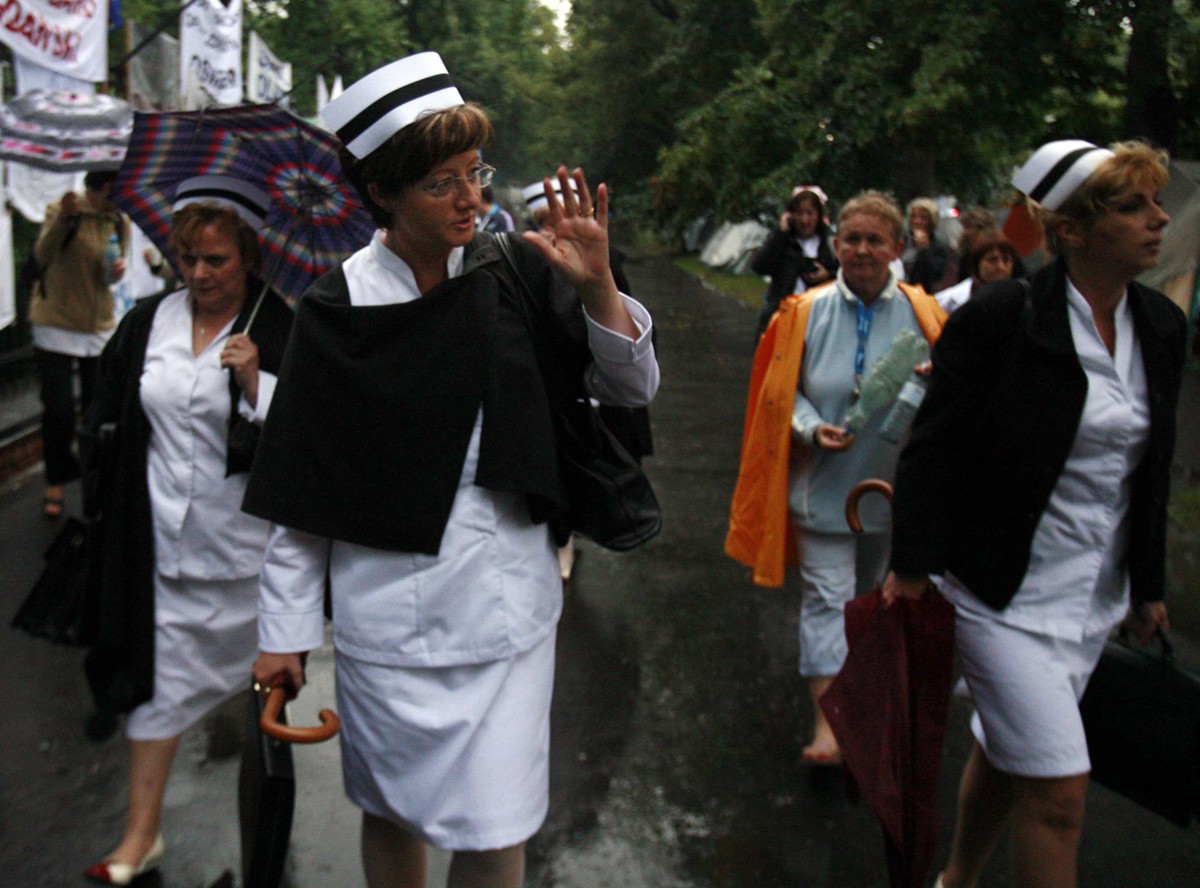 Dziesięć policyjnych negocjatorek i psycholożek otrzymało wysokie premie za udział w operacji przeciwko pielęgniarkom okupującym kancelarię premiera Jarosława Kaczyńskiego