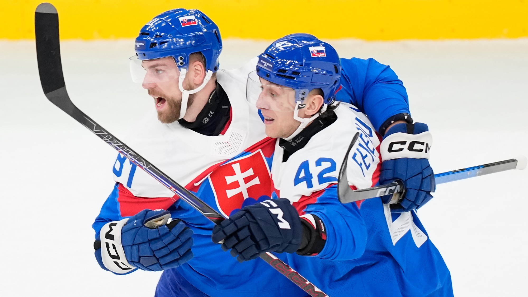 Erik Černák a Martin Fehérváry počas štvrťfinále hokejového zápasu medzi Slovenskom a Nemeckom.