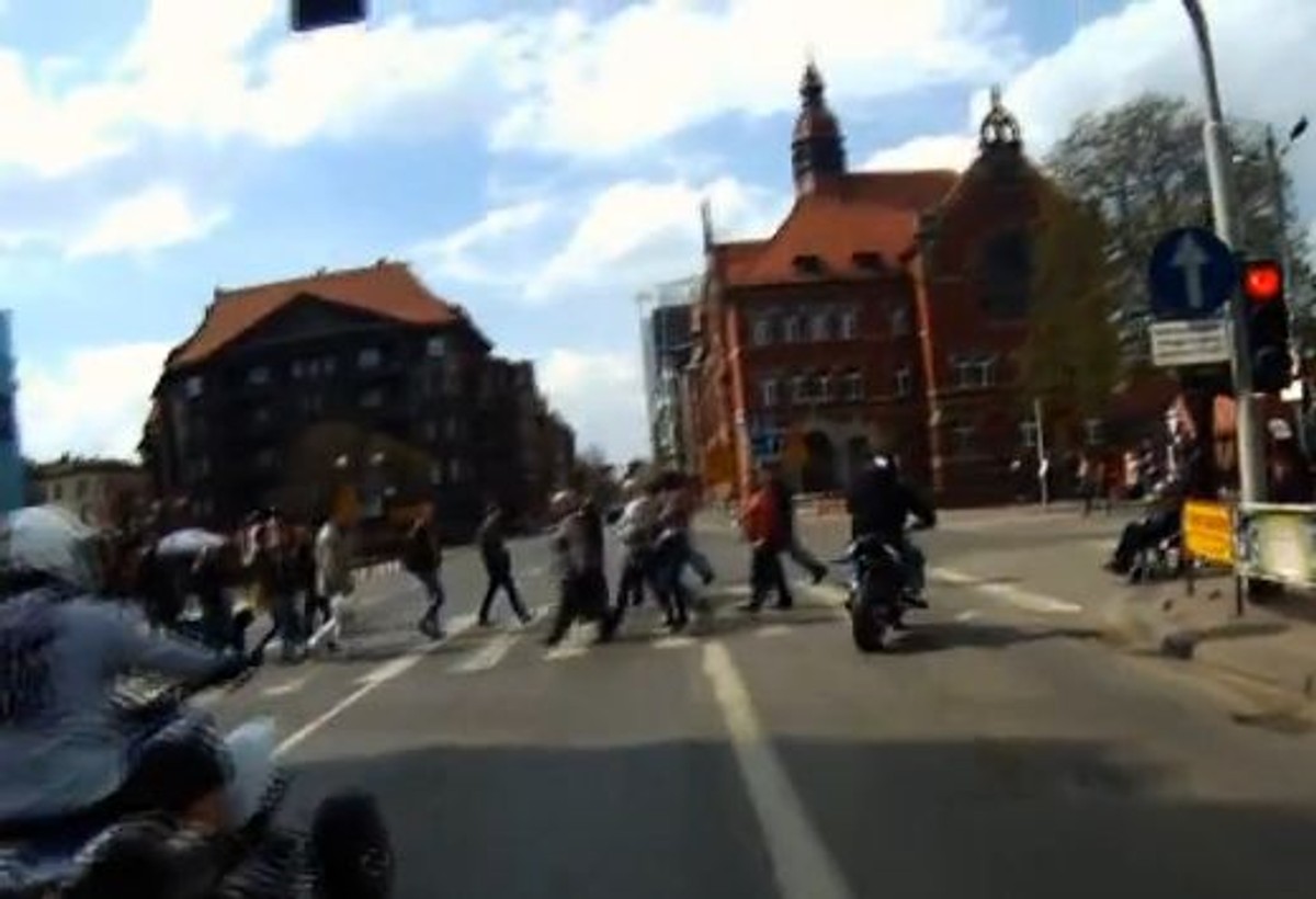 Szokujące popisy motocyklistów w Katowicach. Policja poluje na uczestników. Wideo