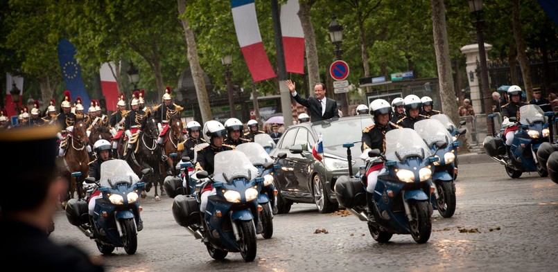 Francois Hollande, prezydent Francji, podobnie jak niegdyś Charles de Gaulle, pozdrawiał rodaków z pokładu citroena DS... Jednak tym razem był to najnowszy, luksusowy citroen DS5 hybrid...