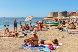 NADREALNA SCENA na plaži u Dalmaciji, niko ne veruje da je zreo čovek mogao OVO DA URADI pred svima: Ljudi prvo protrljali oči, a onda prasnuli u smeh - URNEBESAN PRIZOR