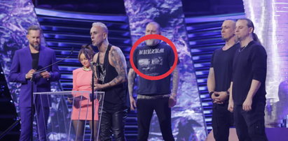 Behemoth odbiera nagrodę na Fryderykach. Co oznacza napis na koszulce członka zespołu?