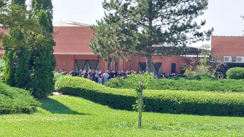 Okupljeni ispred kapele u Novom Sadu