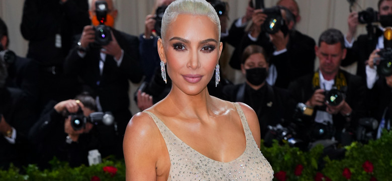 To nie jest zwykła sukienka. Kim Kardashian nie powinna była jej zakładać