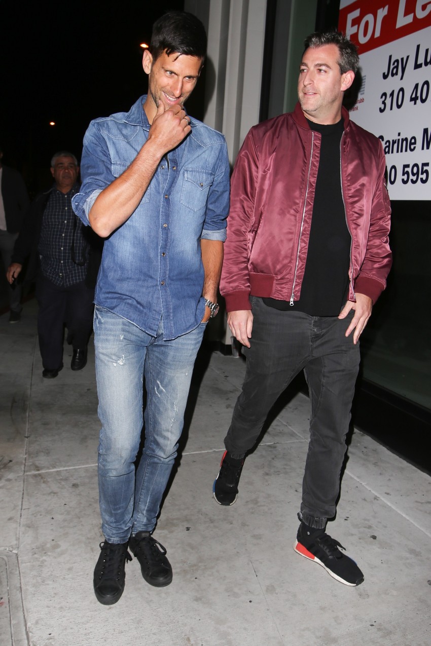 Novak Đoković sa prijateljima stiže u restoran