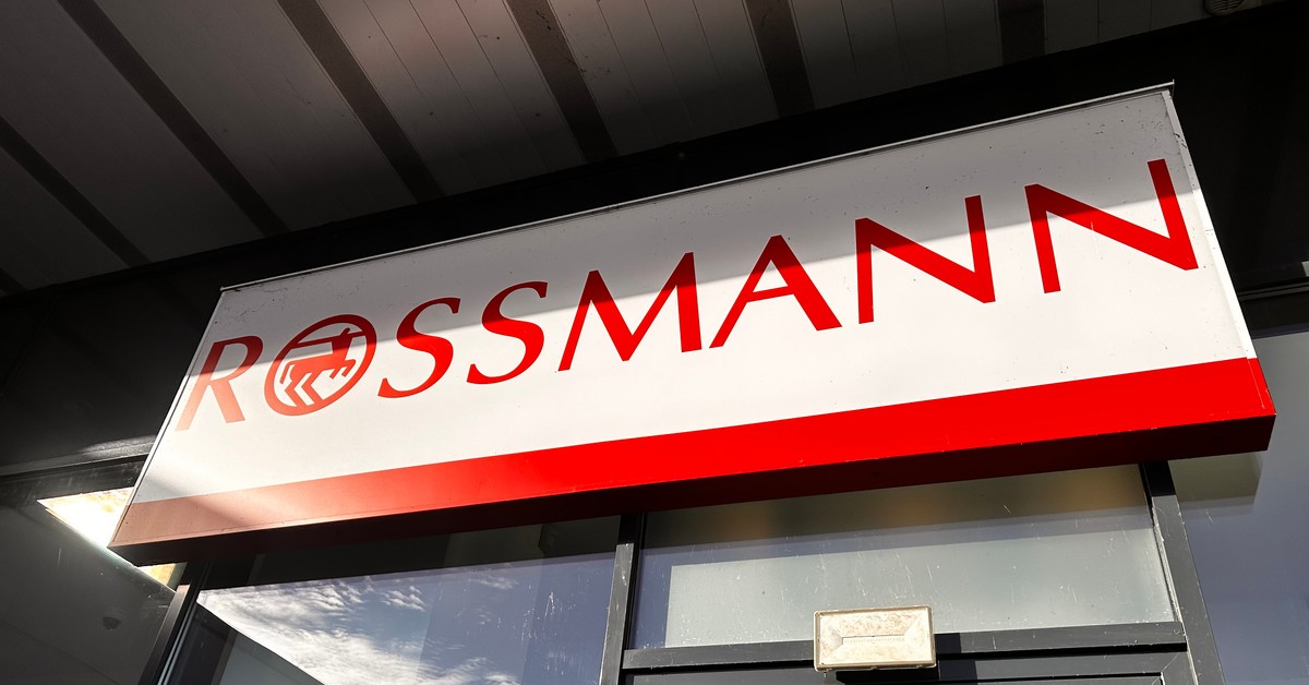 Rossmann pilnie wycofuje dwa produkty, poważnie zagrażają zdrowiu klientów. Kartki ostrzegawcze na drzwiach od drogerii
