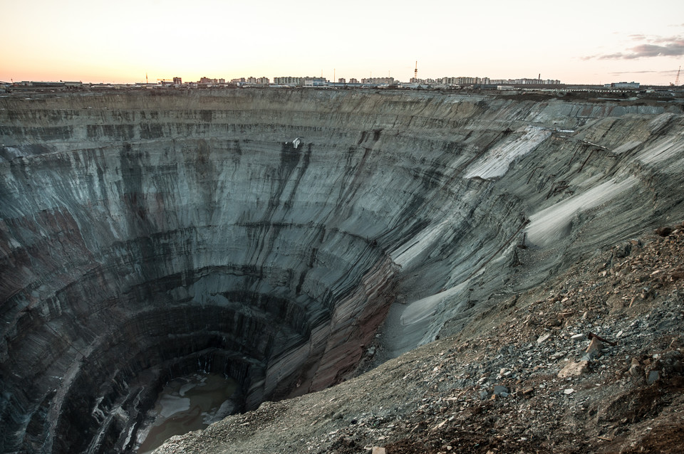 Ogromna dziura w środku miasta Mirny