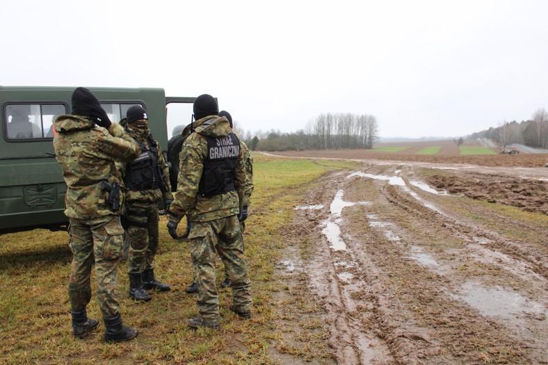 Błotnista rozjeżdżona droga dojazdowa do linii granicy w okolicach Szudziałowa, woj. podlaskie, 16.12.2021.