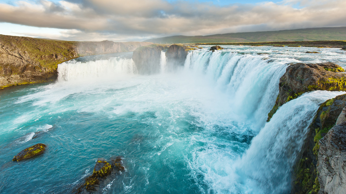 Islandię zamieszkuje zaledwie 332 tys. mieszkańców. Tymczasem do tego wyspiarskiego kraju w 2016 roku przybyło już 325 tys. Amerykanów - donosi najnowszy raport Vox. Pewne jest, że do końca roku pojawi się ich tu jeszcze przynajmniej kilkanaście tysięcy. A to oznacza, że roczna liczba turystów z jednego kraju będzie większa niż populacja Islandii.