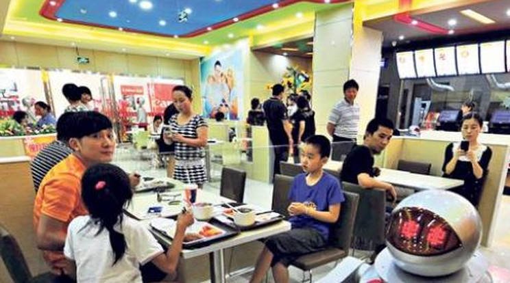 Pincérrobotok szolgálják fel az ételt a kínaiaknál