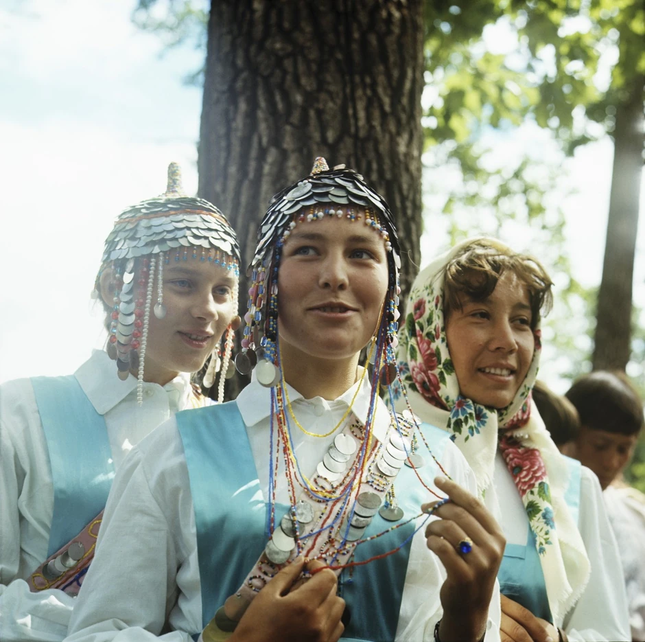 Devojke iz Čuvaške republike u nardonim nošnjama