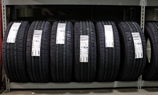 Toksyczne cząstki z opon przenikają do warzyw [BADANIE]