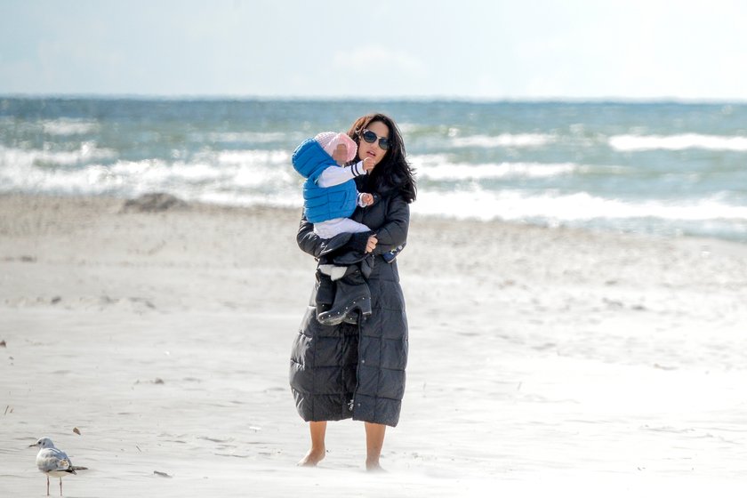 Justyna Steczkowska z córką Helenką na plaży