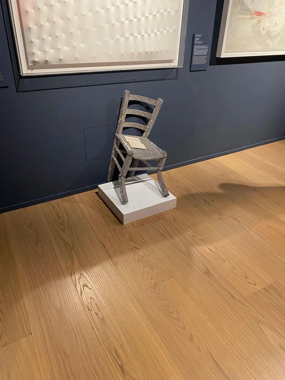 Ovako izgleda stolica od kristala posle nemara posetilaca | Foto: Palazzo Maffei