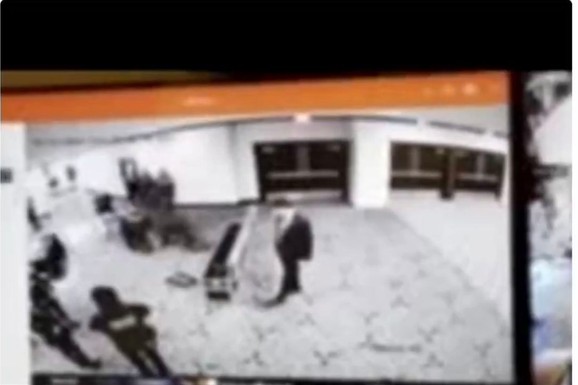 (FOTO, VIDEO) Snimljen trenutak kada NAORUŽANI NAPADAČ KREĆE NA TRAMPA! Munjevito protrčava pored  agenta, uleće u salu, KREĆE PUCNJAVA