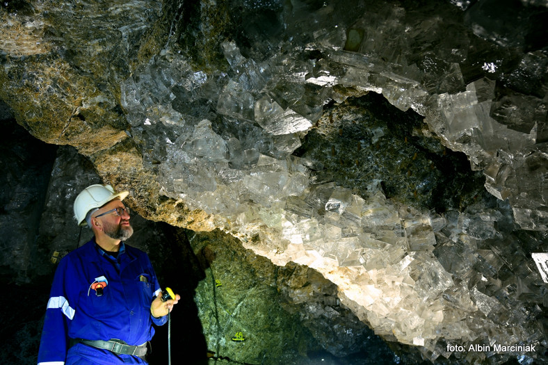 Wiesław Wiewiórka – nadsztygar górniczy w trakcie kontroli warunków technicznych w Grocie Kryształowej