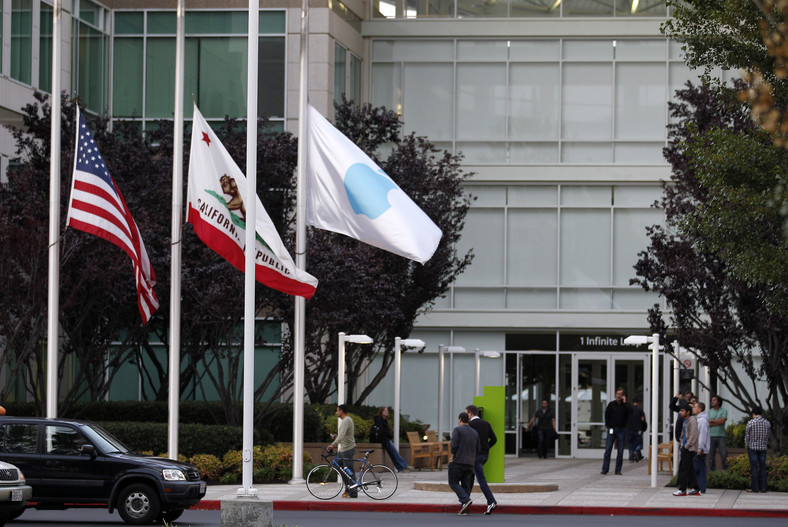 Po smierci Steve'a Jobsa opuszczono do połowy masztu flagi przed centralą Apple'a w Cupertino w Kalifornii, fot. Tony Avelar/Bloomberg
