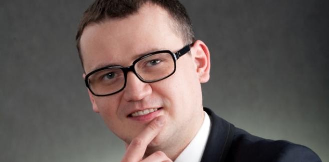 <b>8. Paweł Gos, prezes zarządu Exact Systems</b><br>Współzałożyciel i współwłaściciel Exact Systems, firmy zajmującej się outsourcingiem usług związanych z kontrolą jakości. Od 8 lat pełni funkcję prezesa zarządu spółki, która obecnie poza Polską ma swoje przedstawicielstwa w siedmiu państwach, m.in. w Niemczech, Rosji, Czechach i Turcji. Jest twórcą i jedną z osób odpowiedzialnych za rozwój w Polsce specjalistycznych usług związanych z kontrolą jakości określanej mianem outsourcingu funkcji.<br>W tegorocznej, IV już edycji konkursu Ambasadora Polskiej Gospodarki 35-letni Paweł Gos otrzymał nagrodę w kategorii Partner Firm Zagranicznych. Wyróżnienie zostało przyznane przez Business Centre Club pod honorowym patronatem ministra spraw zagranicznych. Firma Exact Systems znalazła się także w gronie laureatów XI edycji nagrody Gazele Biznesu.<br>Posiada wykształcenie techniczne i ekonomiczne zdobyte na uczelniach polskich i zagranicznych. Jest absolwentem Akademii Ekonomicznej we Wrocławiu na Wydziale Inżynieryjno-Ekonomicznym (kierunek zarządzanie przedsiębiorstwem), zdobył tytuł MBA na Franklin University w Columbus w stanie Ohio.<br>Jest żonaty i ma dwie córki. Biegle włada językiem angielskim i niemieckim. W wolnych chwilach oddaje się pasji, jaką są rajdy samochodowe. Jako kibic zaliczył rajdy w Meksyku, Szwecji, Portugalii i Wielkiej Brytanii. Jego marzeniem jest spróbować własnych sił jako kierowca i być może już w przyszłym roku to marzenie się spełni. Lubi grę na gitarze, muzykę rockową, jest fanem sportów zimowych, w szczególności jazdy na nartach.