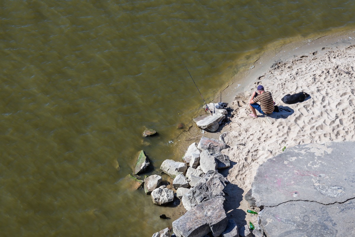 Wędkarz zamiast ryby przyniósł z połowów średniowieczny miecz