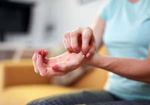 Češanje može privremeno da prija, ali ako se ponavlja previše, može da pogorša iritaciju