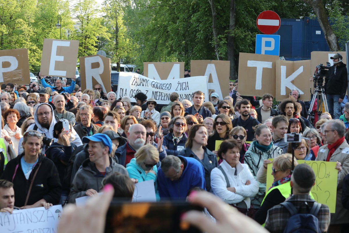 Manifestacja osób wspierających opiekunów i rodziców niepełnosprawnych