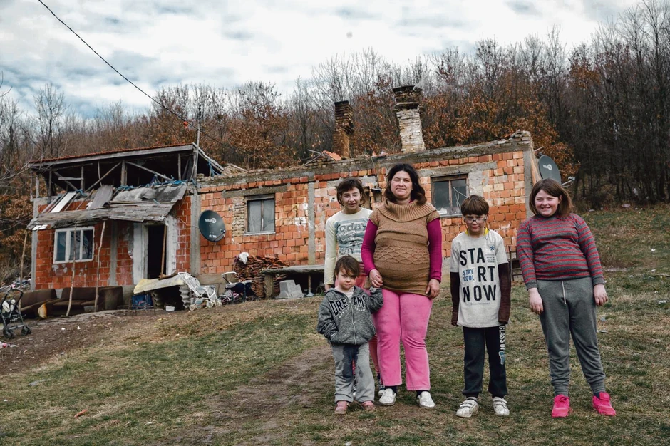 Kuća u kojoj žive je oronula, trošna, blato je svuda oko nje