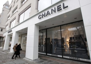 Chanel nie dla Rosjan. Koncern ogranicza sprzedaż także w butikach za granicą