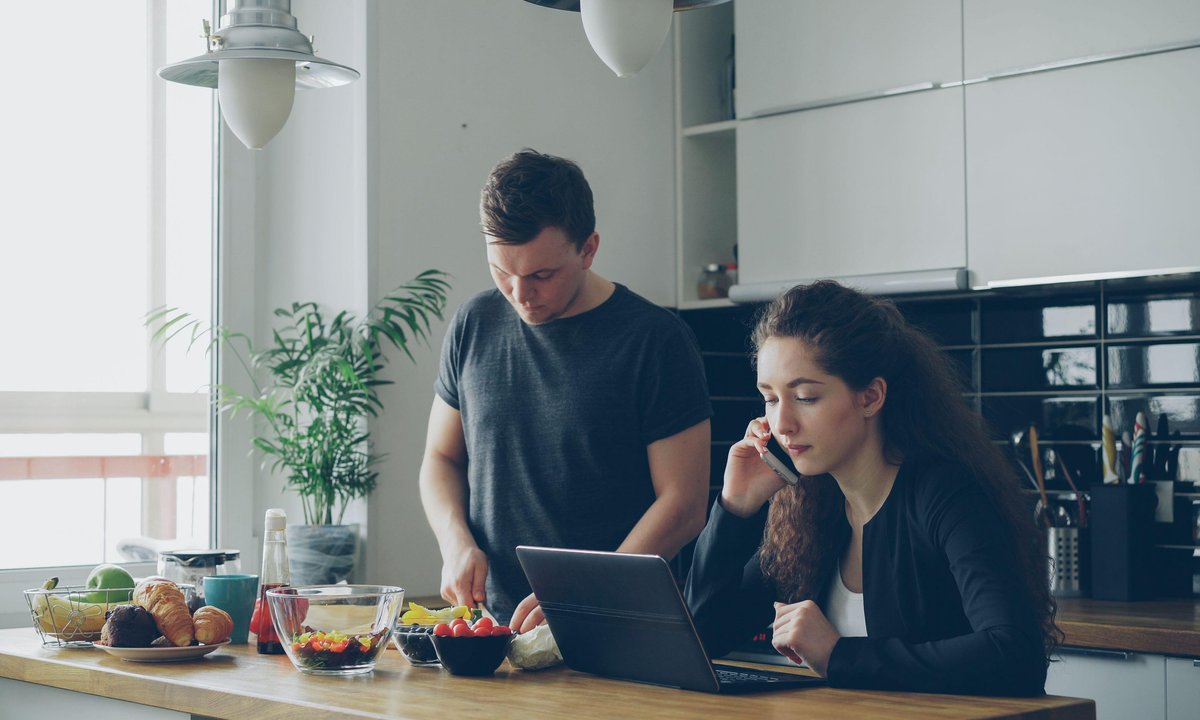 Te dwa sygnały zdradzają niewierność! Zwróć uwagę, gdy partner to robi