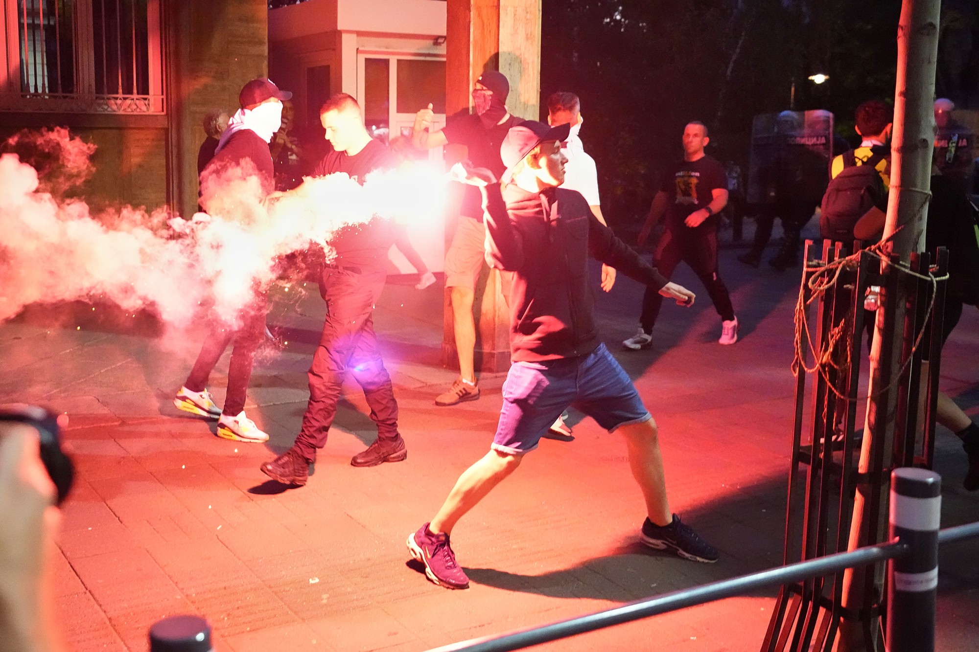 V Belehrade demonštrovali desaťtisíce ľudí za predčasné voľby. 