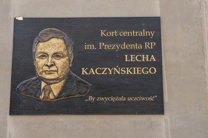 "By zwyciężała uczciwość" – głosi napis umieszczony w Kozerkach.