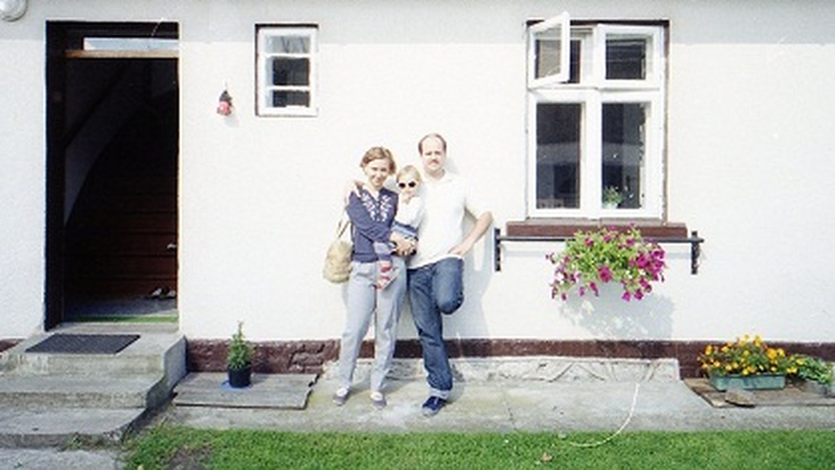 Izabela Meyza i Witold Szabłowski, dwójka dziennikarzy, przenieśli się na pół roku do rzeczywistości przełomu lat 1981/1982. Zamieszkali w bloku z wielkiej płyty, zrezygnowali z Internetu i komórek. Po Warszawie poruszali się fiatem 126p. Dziecku wręczyli zabawki pamiętające czasy Jaruzelskiego, a w ich kuchni zagościły dania polecane przez kultową "Przyjaciółkę". W ramach akcji "Poznaj Polskę PRL" prezentujemy fragment ich książki "Nasz mały PRL. Pół roku w M-3 z trwałą, wąsami i maluchem". Razem z czytelnikami chcemy cofnąć się do czasów Polski Ludowej. W tym celu będziemy opisywać kultowe miejsca, zwyczaje i codzienność tamtych lat.