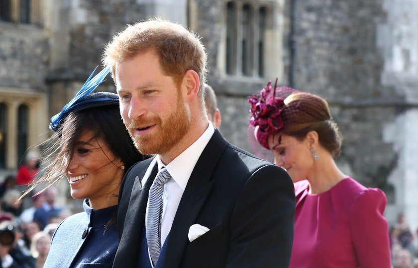 Meghan upomina Harry'ego na ślubie Eugenii. Wszystko się nagrało