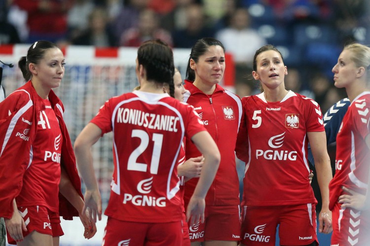 Smutek i łzy polskich szczypiornistek po porażce z Danią