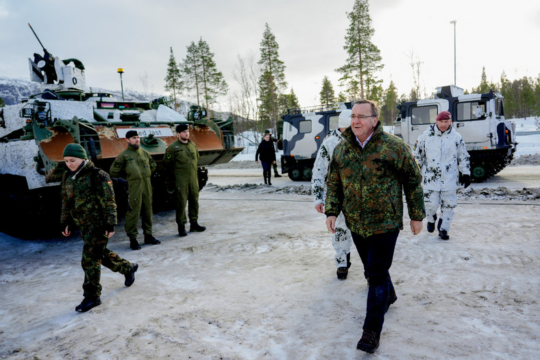 Boris Pistorius odwiedza żołnierzy, którzy biorą udział w manewrach "Nordic Response", Norwegia, marzec 2024 r.