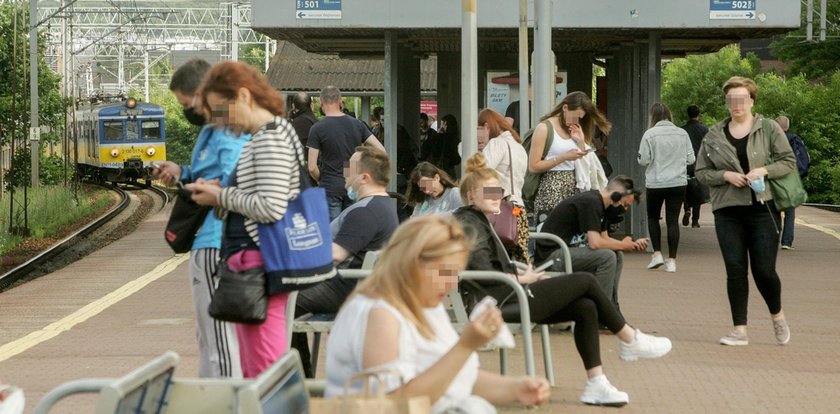 Tak się podróżuje pociągami SKM. Bez masek i w tłoku! Te zdjęcia mówią wszystko