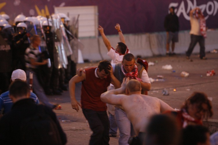 Starcia pseudokibiców przed Strefą Kibica w Warszawie