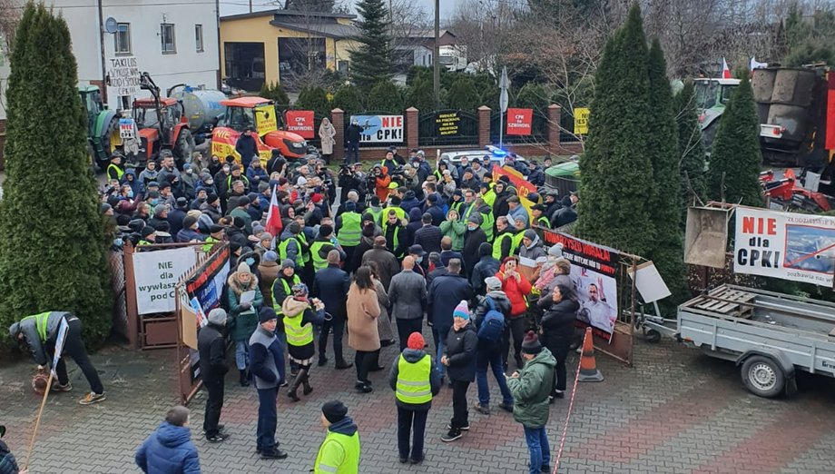 Protesty podczas grudniowego spotkania rady społecznej ds. CPK. Wtedy na spotkanie po raz ostatni mieli przyjść reprezentanci spółki