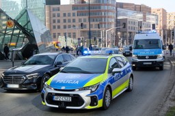 samochód dachował w centrum warszawy. gigantyczne korki