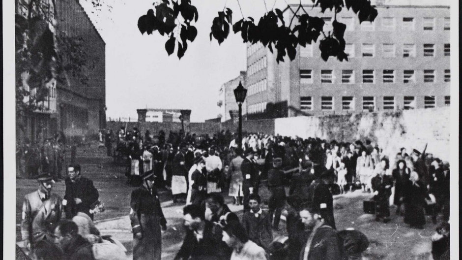 Wielka Akcja Likwidacyjna. Żydzi na ul. Stawki w oczekiwaniu na transport do Treblinki, lipiec-wrzesień 1942